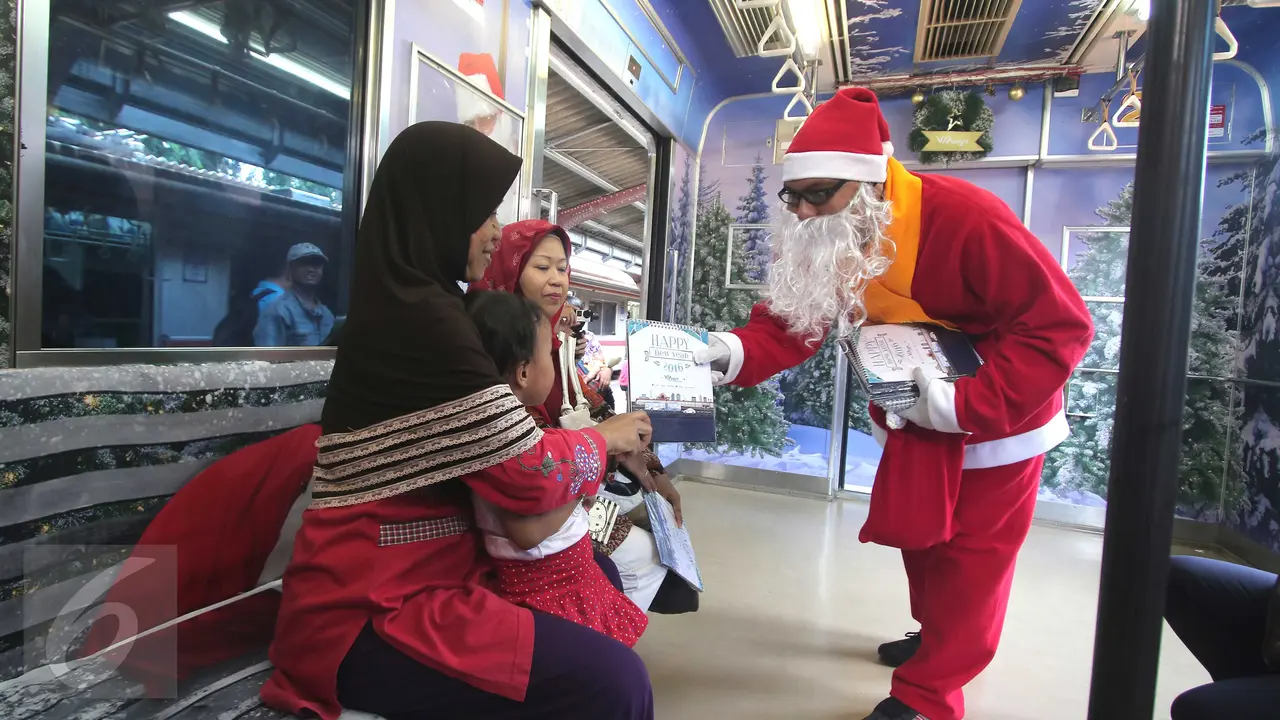 20151225- Sinterklas Bagi-bagi Kado ke Penumpang KRL-Jakarta