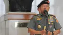 Panglima TNI Jenderal Moeldoko saat upacara penyematan baret dan brevet di Markas Besar TNI, Cilangkap, Jakarta, Jumat (12/12/2014). (Liputan6.com/Herman Zakharia)