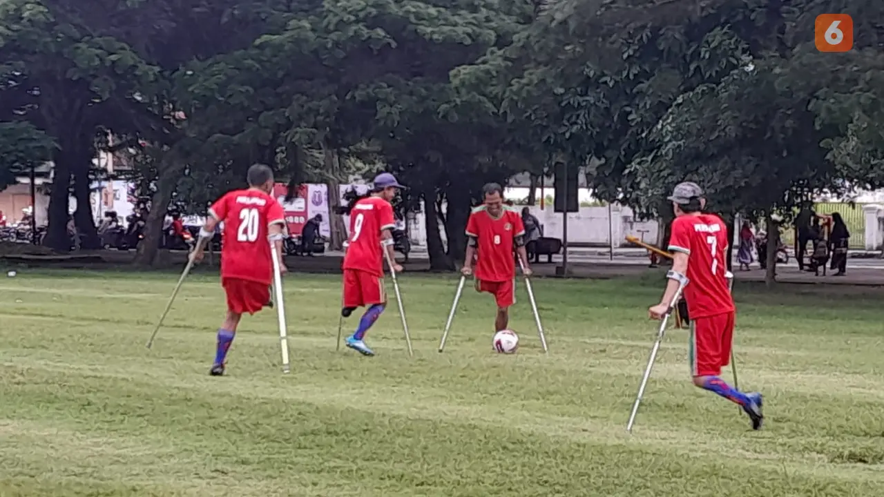 Para pemain Persewangi (Persatuan Sepak Bola Amputasi Banyuwangi) mengelar latihan di Taman Blambangan (Hermawan Arifianto/Liputan6.com)