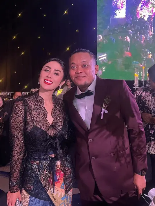 Selvi Kitty mengenakan atasan kebaya lace dipadukan bustier hitam dipadukan bawahan kain batik. [@selvikitty]