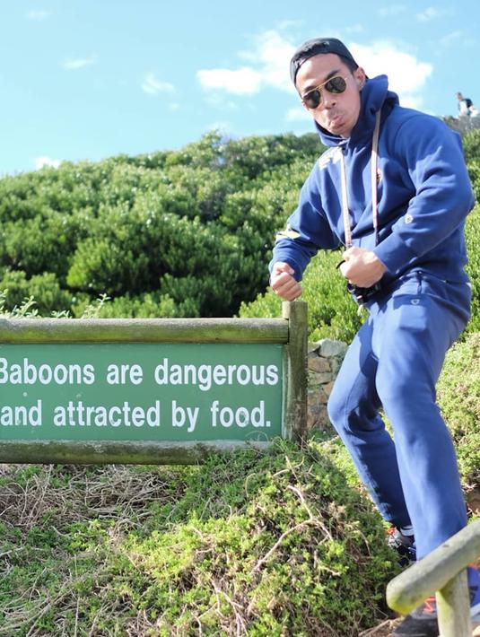 Jota memang cukup sering membagikan kegitannya di akun Instagram. Gaya busana Joe saat mendaki ini juga menjadi sorotan. Pasalnya, ia mengenakan busana dengan warna senada, yaitu biru. Bahkan, Joe Taslim memadukannya dengan topi dan kacamata hitam. (Liputan6.com/IG/@joe_taslim)