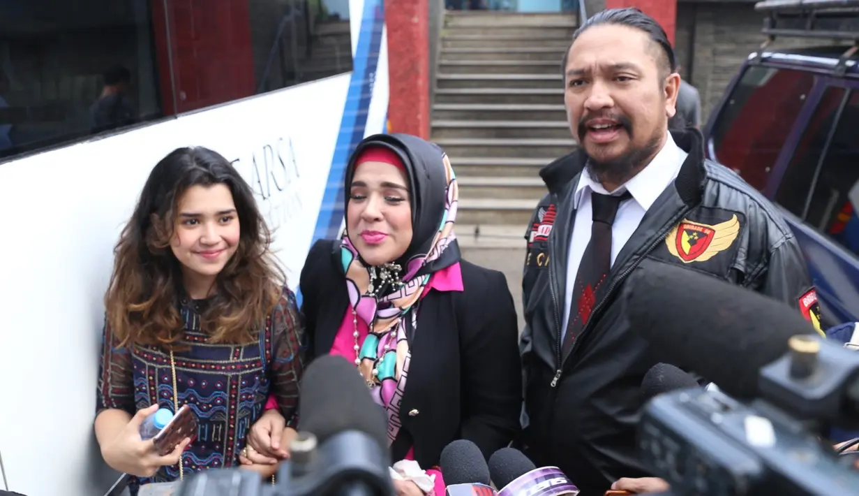 Ditangkapnya Dhawiya, Syechans dan Ali Zaenal Abidin pastinya menjadi hal yang sangat berat untuk Elvy Sukaesih. Untuk itu, Fitria selalu menjaga sang ummi yang bersedih. Ia tak ingin terjadi apapun dengan Elvy. (Nurwahyunan/Bintang.com)