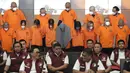 Penindakan ini merupakan upaya pencegahan peredaran narkoba pada kegiatan berskala besar yang melibatkan banyak pengunjung. Tampak dalam foto, beberapa tersangka dihadirkan saat rilis pengungkapan peredaran narkoba jelang gelaran Djakarta Warehouse Project (DWP) 2025 di Bali pada 12–14 Desember 2025 lalu di gedung Bareskrim Mabes Polri, Jakarta, Senin (22/12/2025). (merdeka.com/Arie Basuki)
