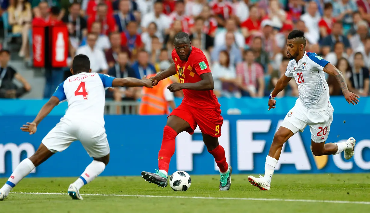 Pemain Belgia, Romelu Lukaku (tengah) mencoba melewati pemain Panama Fidel Escobar (kiri) dan Anibal Godoy (kanan) dalam penyisihan Grup G Piala Dunia 2018 di Stadion Fisht, Sochi, Rusia, Senin (18/6). (AP Photo/Matthias Schrader)