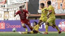 Striker Persija Jakarta, Marko Simic, berebut bola dengan pemain Bhayangkara FC pada laga Shopee Liga 1 di Stadion Patriot Chandrabhaga, Bekasi, Sabtu (10/8). Persija bermain imbang 1-1 atas Bhayangkara. (Bola.com/Yoppy Renato)