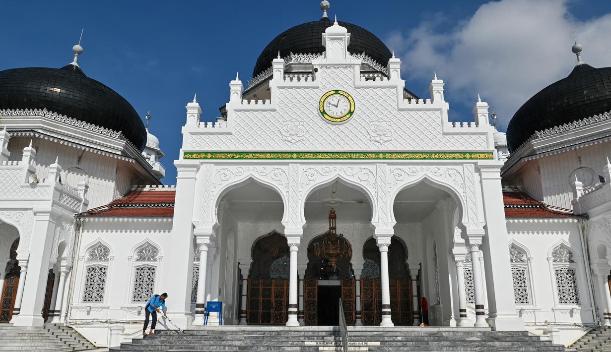 <p>Mesjid Raya Baiturrahman menjadi salah pusat ibadah masyarakat Aceh saat bulan suci Ramadhan. (AFP/CHAIDEER MAHYUDDIN)</p>