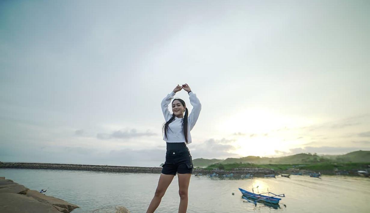 Foto Gaya Safira Inema Saat Di Pantai Pedangdut Tulungagung Surabaya Liputan6 Com Prosesi mualaf wanita yang berasal dari cina. foto gaya safira inema saat di pantai