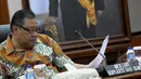 Menteri Koperasi UKM A.A Gede Ngurah Puspayoga, membaca surat keterangan sebelum melakukan penandatangan MoU perizinan pelaku usaha mikro dan kecil, Jakarta, Jumat (30/1/2015). (Liputan6.com/Andrian M Tunay)