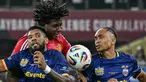 Pemain Manchester United, Patrick Dorgu (tengah) berebut bola dengan pemain ASEAN All-Stars, Kealey Adamson (kanan) dan Kan Mo (kiri) dalam laga persahabatan yang berlangsung di Stadion Bukit Jalil, Malaysia, pada hari Rabu (28/5/2025) malam waktu setempat. (AFP/Mohd Rasfan)