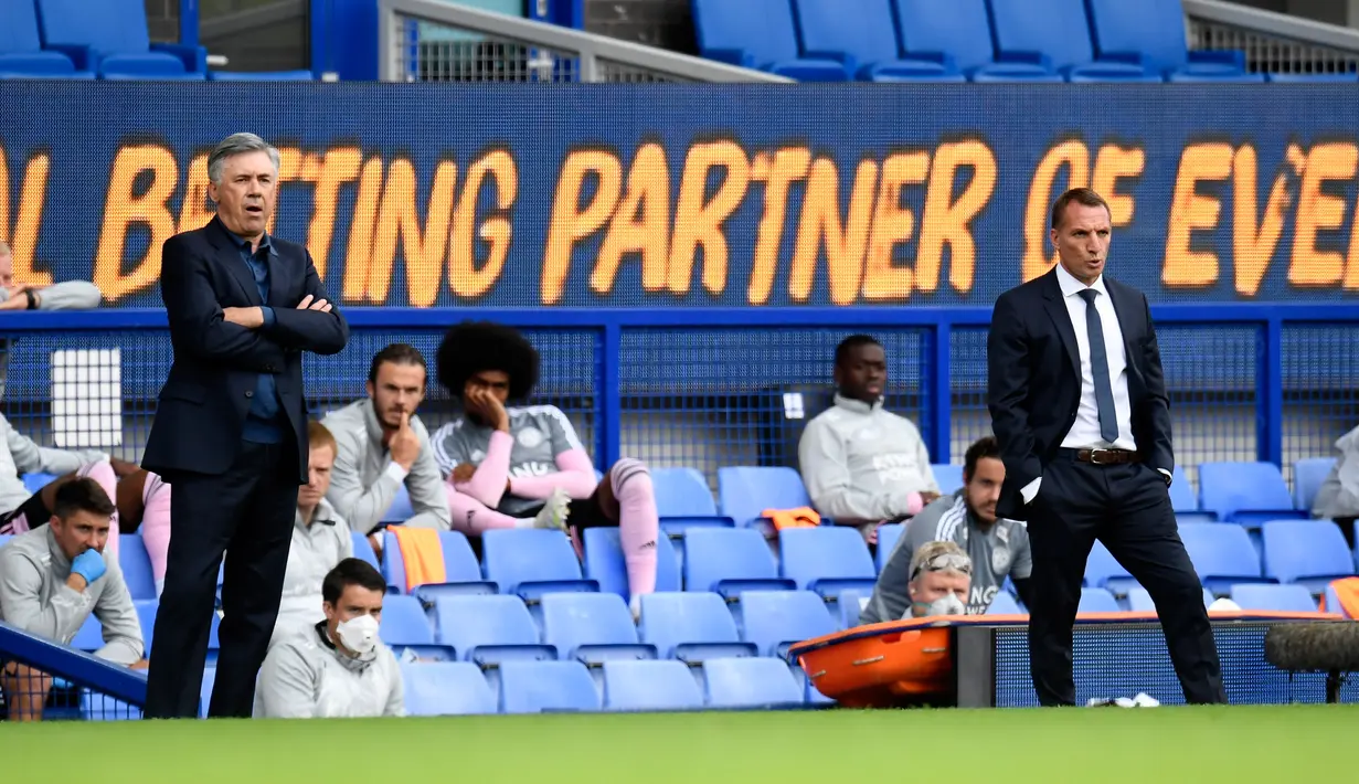 Pelatih Everton, Carlo Ancelotti (kiri) dan pelatih Leicester City Brendan Rodgers menyaksikan pemainnya bertanding pada pertandingan lanjutan Liga Inggris di di Goodison Park di Liverpool, Inggris, Rabu (1/7/2020). Everton menang tipis atas Leicester City 2-1. (Peter Powell / Pool via AP)