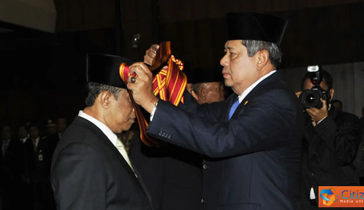 Citizen6, Jakarta: Presiden RI Soesilo Bambang Yudhoyono menganugerahkan tanda kehormatan Bintang Mahaputera, kepada mantan Panglima TNI dan Kepala Staf Angkatan. Bertempat di Aula Gatot Subroto, Mabes TNI, Cilangkap, Jakarta Timur, Selasa (4/10). 