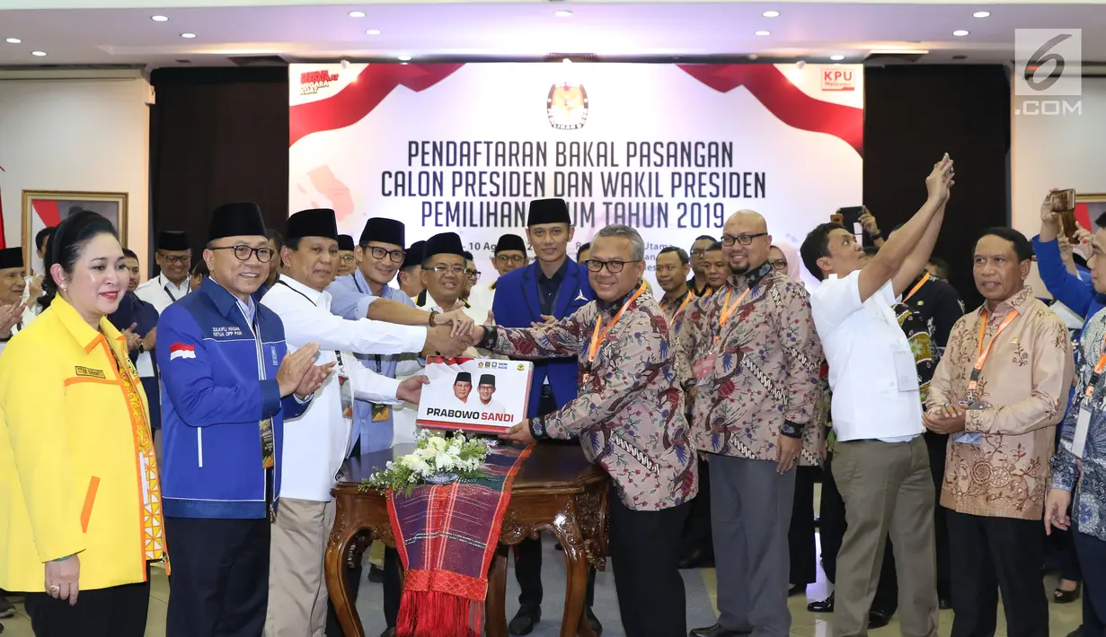 Bakal Capres/Cawapres Pemilu 2019, Prabowo Subianto (ketiga kiri) dan Sandiaga Uno menyerahkan berkas syarat pencalonan kepada Ketua KPU, Arief Budiman di Gedung KPU, Jakarta, Jumat (10/8). (Liputan6.com/Helmi Fithriansyah)