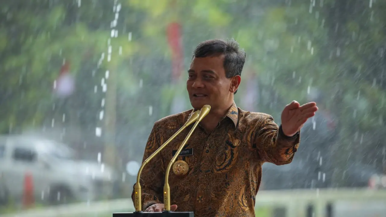 Gubernur Jateng Ahmad Lutfhi resmikan taman dan monumen RM Bambang Soeprapto. (Liputan6.com/Felek Wahyu)