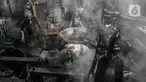 Aktivitas pekerja  menyelesaikan produksi cincau hitam di industri rumahan kawasan Jatinegara, Jakarta Timur, Rabu (14/4/2021). Pandemi Covid-19 serta musim penghujan menyebabkan permintaan cincau hitam di Ibu Kota menurun dibandingkan Ramadhan tahun sebelumnya. (merdeka.com/Iqbal S. Nugroho)