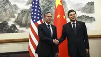 Menteri Luar Negeri AS Antony Blinken, kiri, berjabat tangan dengan Menteri Luar Negeri China Qin Gang, kanan, di Diaoyutai State Guesthouse di Beijing, China, Minggu, 18 Juni 2023. (Leah Millis/Pool Photo via AP)