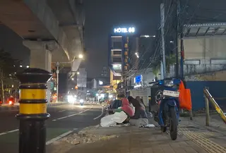 tuna wisma di Jalan Panglima Polim menunggu kedatangan sosok Pak Haji yang membagi uang. (Liputan6.com/Rifqy Alief Abbiya)