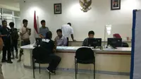 Polisi Geledah Klinik di Condet yang Diduga Terlibat TKI Ilegal (Liputan6.com/Nanda Perdana Putra)