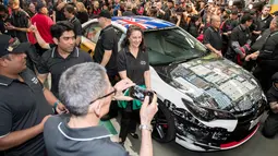 Para karyawan berkumpul di dekat mobil Toyota Camry hybrid di pabrik Altona, Melbourne, Australia (3/10). Pabrik Altona  sudah mengeluarkan sekitar 3,5 juta kendaraan dalam 54 tahun. (Toyota Australia via AP)