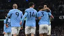 Gelandang Manchester City, Ilkay Gundogan (kanan) merayakan dengan rekan setimnya setelah mencetak gol ke gawang Aston Villa selama pertandingan lanjutan Liga Premier Inggris di Stadion Etihad di Manchester, barat laut Inggris (13/2/2023). City menang telak atas Aston Villa dengan skor 3-1. (AFP/Paul Ellis)