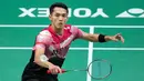 Jonatan Christie saat melawan Kenta Nishimoto pada pertandingan bulu tangkis tunggal putra Malaysia Open 2023 di Bukit Jalil Axiata Arena, Kuala Lumpur, Malaysia, Kamis (12/1/2023). Jonathan Christie kalah dua gim langsung dari Kenta Nishimoto dengan skor 15-21 dan 17-21. (AP Photo/Vincent Thian)