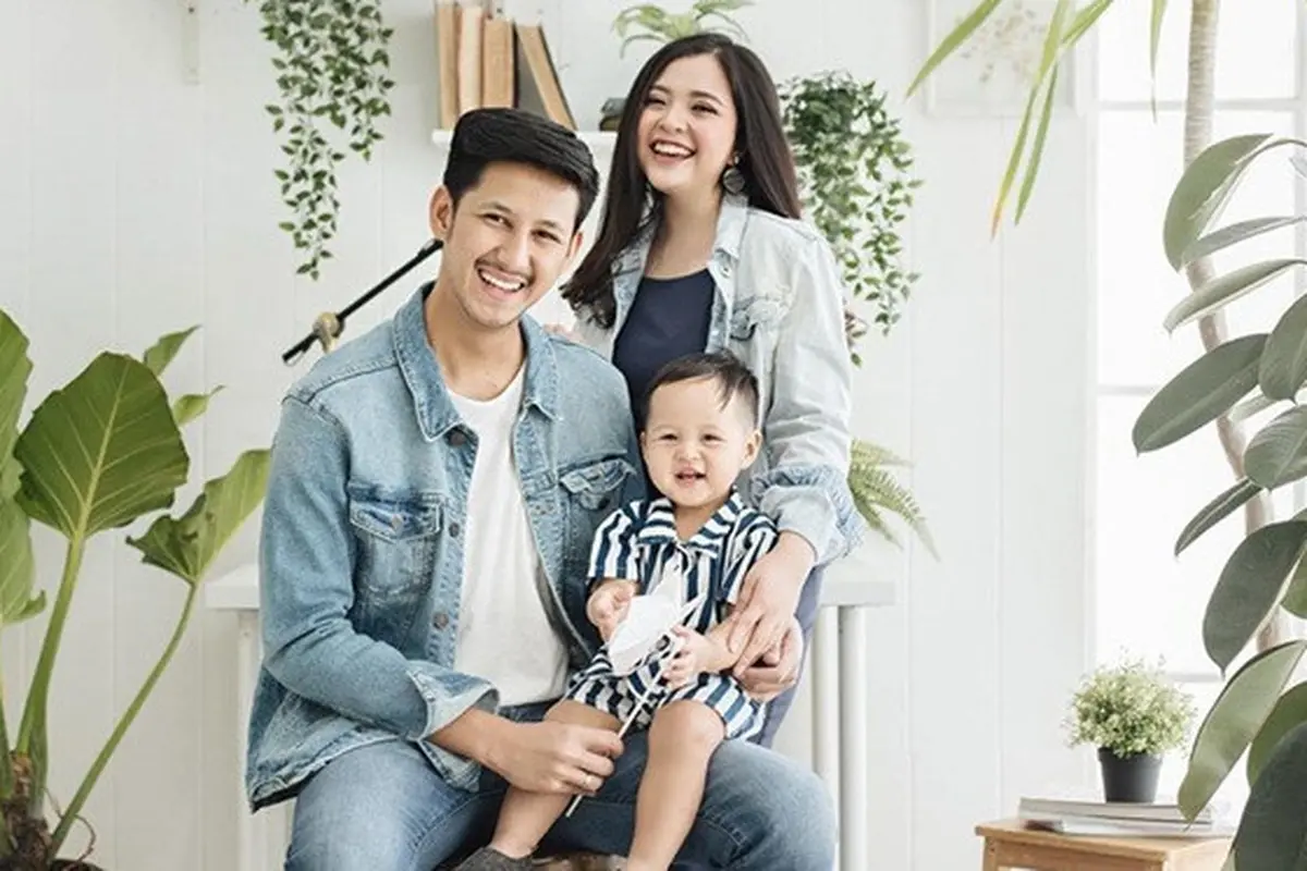6 Gaya Pemotretan Keluarga Tasya Kamila, Kompak Pakai Denim