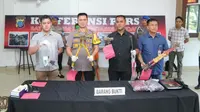 Personel Satreskrim Polrestabes Medan mengungkap kasus kejahatan yang dilakukan komplotan 'becak hantu'. (Liputan6.com/Reza Efendi)
