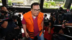 Basuki Hariman saat akan masuk gedung KPK untuk menjalani pemeriksaan lanjutan terkait penyuapan Hakim MK, Patrialis Akbar, Jakarta, Senin (30/1). Basuki diduga memberi suap senilai USD 20 ribu dan SGD 200 ribu. (Liputan6.com/Helmi Fithriansyah)