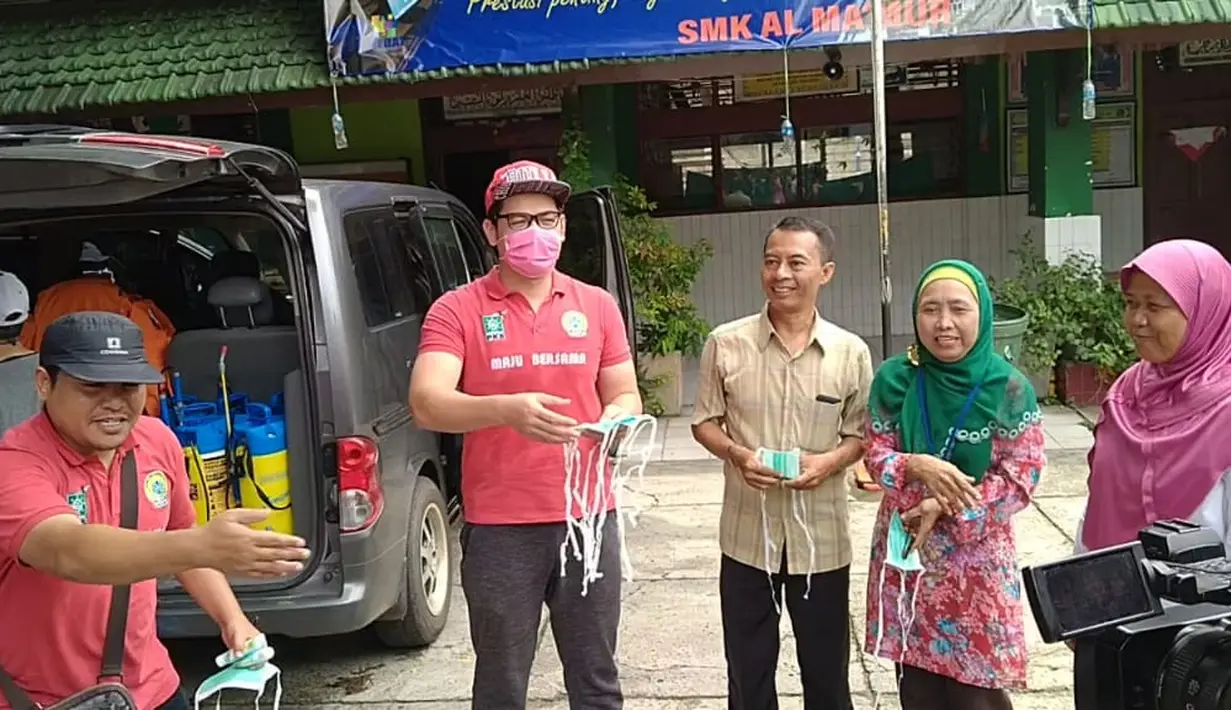Di tempat tersebut Tommy melakukan aksi sosial dengan penyemprotan cairan disinfektan serta membagikan masker dan hand sanitizer. Meskipun pada awalnya Tommy sempat takut, mengingat jumlah penderita semakin bertambah. (Syifa Ismalia/Fimela.com)