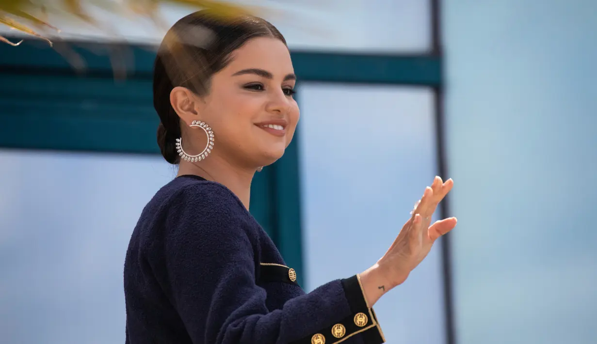 Penyanyi Selena Gomez menyapa penggemarnya saat tiba menghadiri pemotretan untuk film 'The Dead Don't Die' di festival film internasional ke-72, Cannes, Prancis selatan (15/5/2019). (AP Photo/Vianney Le Caer)
