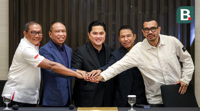 PSSI menggelar konferensi pers berbarengan dengan pengumuman pemecatan pelatih Shin Tae-yong sebagai pelatih Timnas Indonesia, Jakarta, Senin (6/1/2025). (FOTO Dari kiri ke kanan: Sumardji, Zainudin Amali, Erick Thohir, Yunus Nusi, Arya Sinulingga.) (Bola.com/Bagaskara Lazuardi)