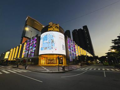 Resor kasino MGM Grand Makau ditutup di Makau, Senin (11/7/2022). Jalan-jalan di pusat perjudian terbesar di dunia, Makau, kosong pada Senin setelah kasino dan sebagian besar bisnis lainnya diperintahkan ditutup untuk menahan wabah virus corona terburuk. (AP Photo/Kong)