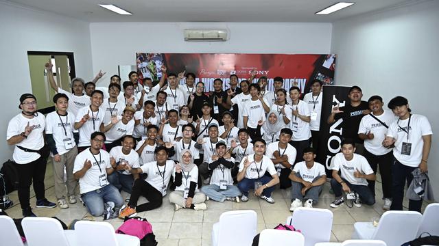 Sebanyak 40 peserta dari Padang, Sumatera Barat, hingga Bandung, Jawa Barat, mengikuti workshop fotografer Persija Jakarta ketika diimbangi Persib Bandung.