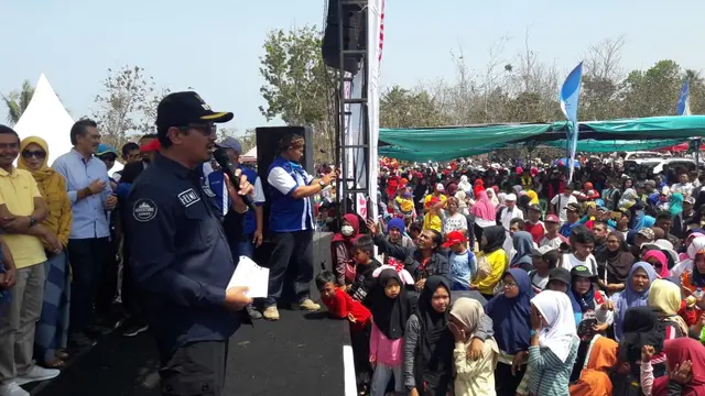 Wabup Garut Helmi Budiman, memberikan sambutannya di depan ribuan warga Garut Selatan ihwal keinginan mereka untuk melakukan pemekaran atau pisah dari Garut