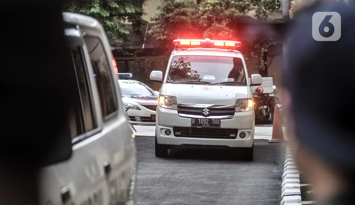 Ambulans yang membawa kantong jenazah berisi serpihan Sriwijaya Air SJ 182 dan diduga tubuh korban tiba di RS Polri, Jakarta, Minggu (10/1/2021). RS Polri menerima tiga kantong jenazah berisi serpihan pesawat dan diduga tubuh korban untuk diidentifikasi. (merdeka.com/Iqbal S. Nugroho)