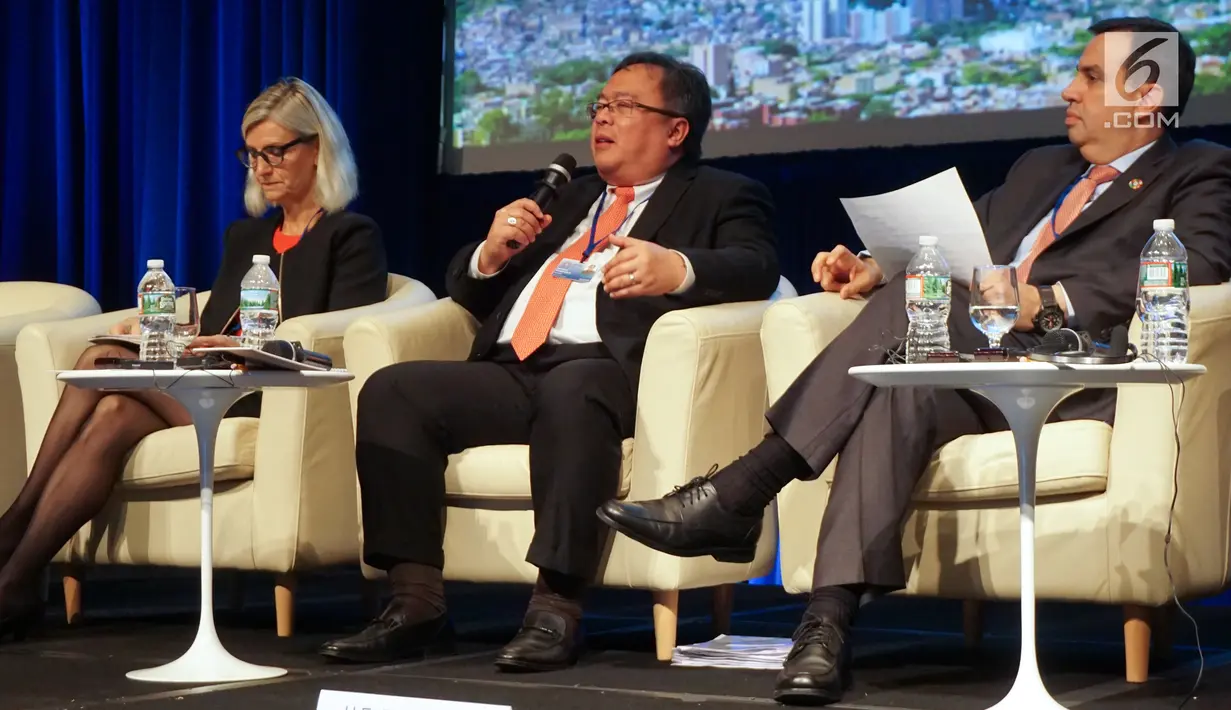 Menteri PPN/Kepala Bappenas, Bambang Brodjonegoro (tengah) saat menjadi pembicara dalam World Bank Annual Meeting dengan topik Localizing the Implementation of the SDGs di Washington DC, Kamis (12/10). (Liputan6.com/Pool/Bappenas)