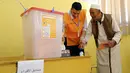 Usai menentukan pilihan, jari para pemilih dalam Pemilu Parlemen di Libya diberikan tanda tinta oleh petugas TPS setempat, Al Bayda, (25/6/2014). (REUTERS)