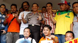  Kapolda Metro Jaya, Tito Karnavian (tengah) mengangkat jempol bersama rekan suporter di  Polda Metro Jaya, Jakarta, Selasa (13/10/2015). Mahaka menyiapkan dua stadion alternatif, yakni I Wayan Dipta (Bali) dan Manahan (Solo). (Liputan6.com/Yoppy Renato)