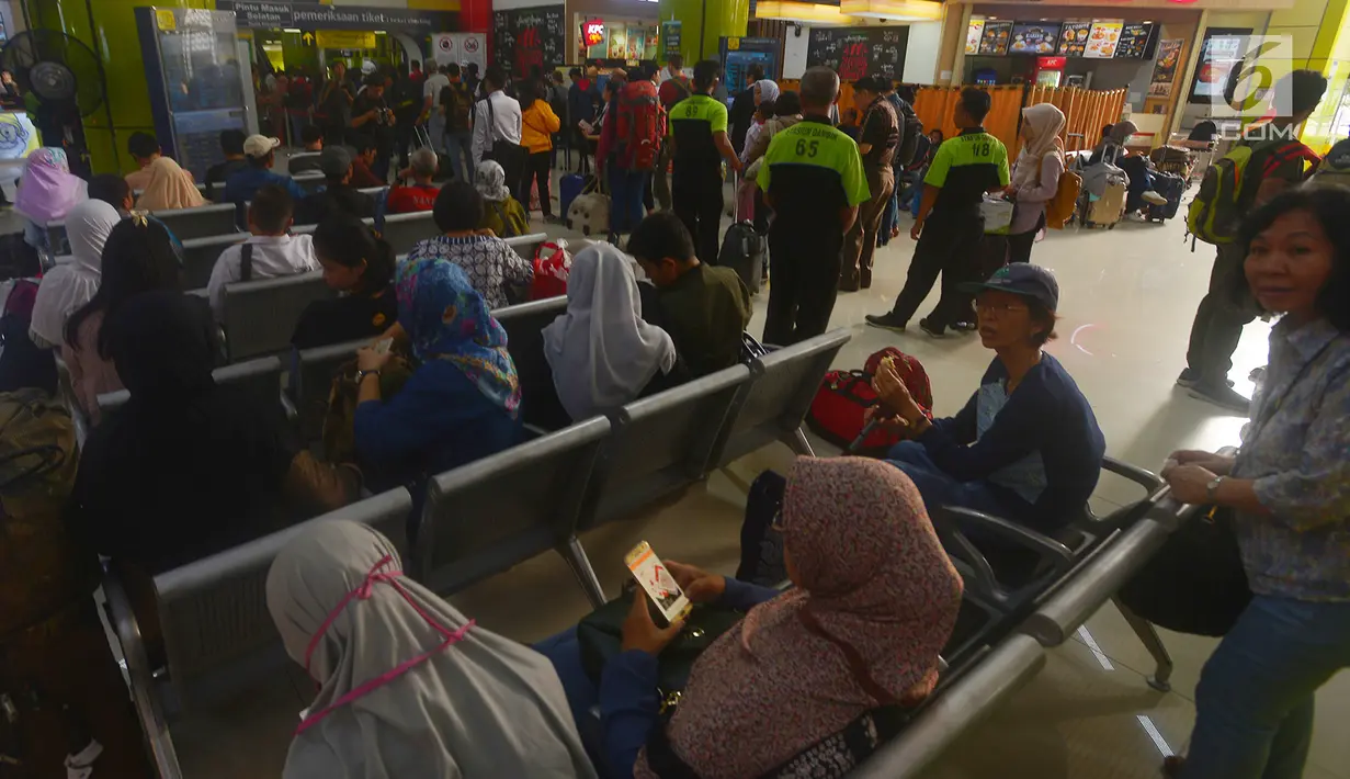 Penumpang kereta api di stasiun Gambir, Jakarta, Selasa (5/6). Meskipun persiapan sudah 95 persen, Stasiun Gambir belum terjadi lonjakan menghadapi pemudik yang ingin merayakan hari raya lebaran di kampung halaman. (Merdeka.com/Imam Buhori)