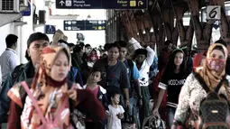 Penumpang kereta api Sawunggalih Utama tiba Stasiun Pasar Senen, Jakarta, Minggu (6/1/2019). Memasuki akhir libur sekolah, jumlah penumpang kereta pada puncak arus balik yang diperkirakan jatuh hari ini mencapai 21.074 orang (Merdeka.com/Iqbal S. Nugroho)