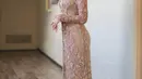 Kebaya kurung model v-neck dapat memberi impresi tubuh lebih jenjang dan elegan. Lihat saja penampilan Azizah Salsha satu ini. [@azizahsalsha].