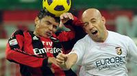 Thiago Silva (kiri) saat berkostum AC Milan, pada laga Serie A kontra Palermo (10/11/2010), di Stadio San Siro. Silva kemungkinan kembali ke I Rossoneri pada bursa transfer musim dingin tahun depan.  (EPA/Daniel Dal Zennaro)