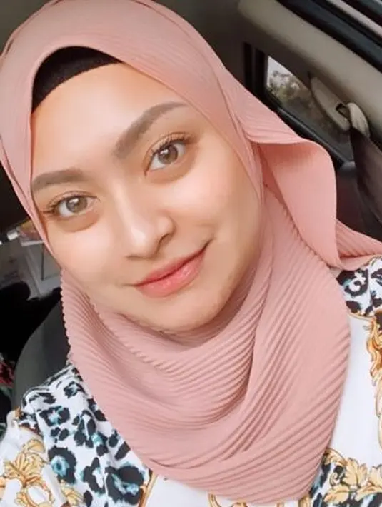 Mulai dari Nathalie Holscher hingga Ria Ricis, berikut gaya seleb kenakan pashmina plisket yang bisa jadi inspirasi. (Instagram/nathalieholscher).