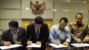 Menteri Agama Lukman Hakim Saifudin saat menandatangani penurunan ongkos haji dengan DPR, Jakarta, Rabu (22/4/2015). Ongkos ibadah haji tahun ini turun menjadi 2.717 dolar Amerika Serikat atau sekitar Rp33,9 juta per jemaah. (Liputan6.com/Andrian M Tunay)