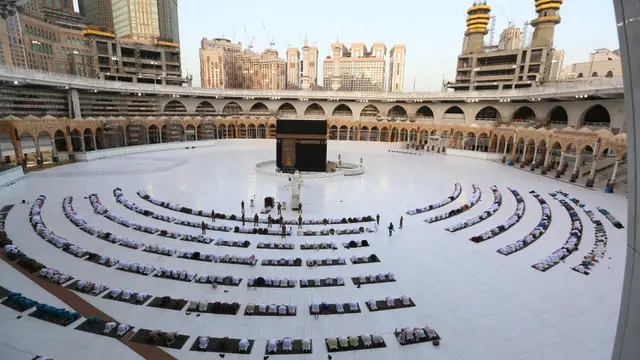 FOTO: Masjidil Haram Gelar Salat Id dengan Jemaah Terbatas