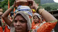 Sejumlah wanita membawa kendi logam selama parade Kumbh Mela atau Festival Pitcher di Trimbakeshwar, India, Selasa (18/8/2015). Festival ini berlangsung sebanyak empat kali setiap 12 tahun di empat lokasi berbeda di India. (REUTERS/Danish Siddiqui)