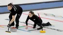 Atlet Curling dari Rusia Anastasia Bryzgalova berlaga bersama rekan setimnya Aleksandr Krushelnitckii dalam Olimpiade Musim Dingin 2018 di Gangneung, Korea Selatan (12/2). (AP Photo / Natacha Pisarenko)