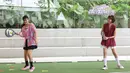 Padel Berkebaya menjadi gaya hidup baru dalam merayakan warisan bangsa yang tidak terbatas pada seremoni, tetapi hadir dalam keseharian, di ruang-ruang yang dinamis dan penuh ekspresi. Tampak dalam foto, aktris, Titi Kamal (kiri) bersama peserta lainnya saat mengikuti kegiatan Padel Berkebaya di Bounce Padel Club, Jakarta, Sabtu (7/2/2026). (Kapanlagi.com/Budy Santoso)