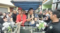 Cagub DKI Jakarta, Agus Harimurti Yudhoyono menaiki delman saat blusukan ke Pasar Sumur Batu, Kemayoran, Jakarta, Senin (28/11). Agus Harimurti Yudhoyono temui warga dan pedagang di Pasar Sumur Batu. (Liputan6.com/Yoppy Renato)