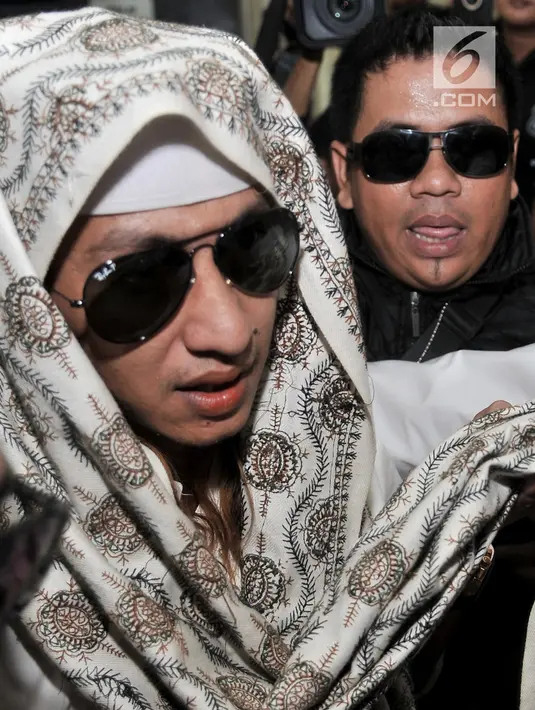 Habib Bahar bin Smith saat tiba untuk menjalani pemeriksaan di Gedung Bareskrim Polri Jakarta, Kamis (6/12). Habib Bahar bin Smith tampil mengenakan kacamata hitam saat memenuhi panggilan Bareskrim. (Merdeka.com/ Iqbal S. Nugroho)