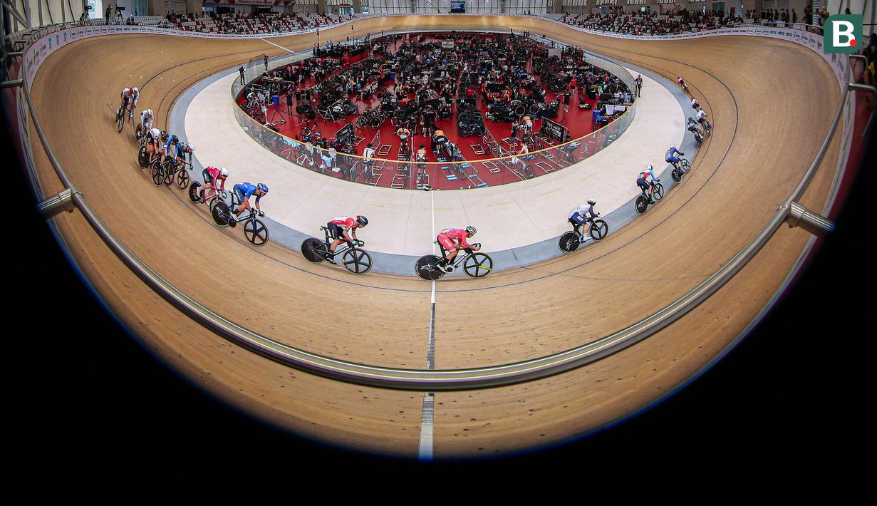 Sejumlah pebalap sepeda berkompetisi pada nomor omnium scratch race putra UCI Track Nations Cup 2023 yang berlangsung di Jakarta International Velodrome, Rawamangun, Jakarta, Sabtu (25/02/2023). (Bola.com/Bagaskara Lazuardi)